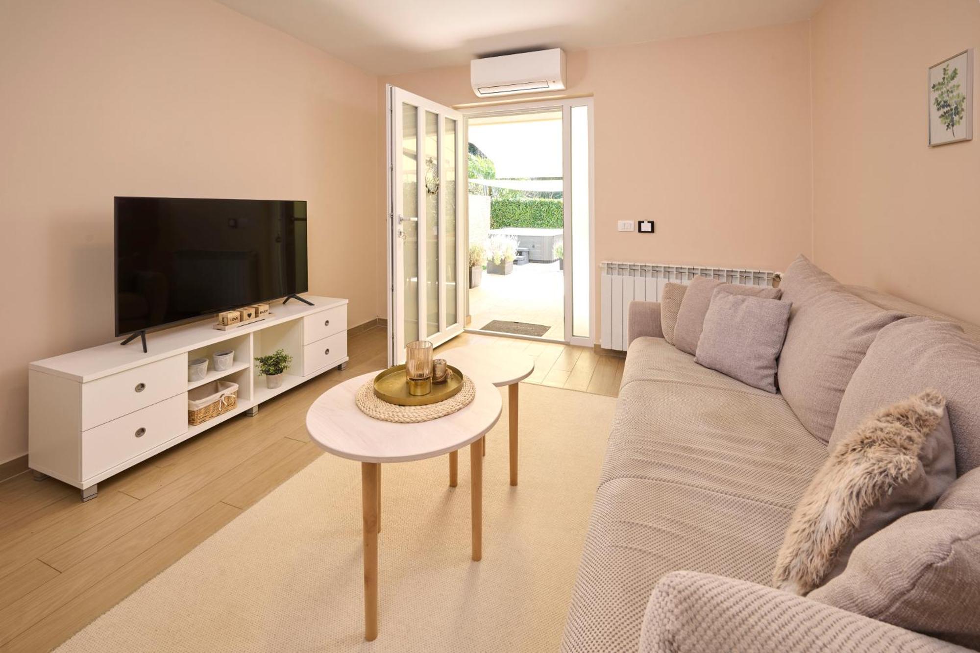 Apartments Martello Garden โปเรช ภายนอก รูปภาพ