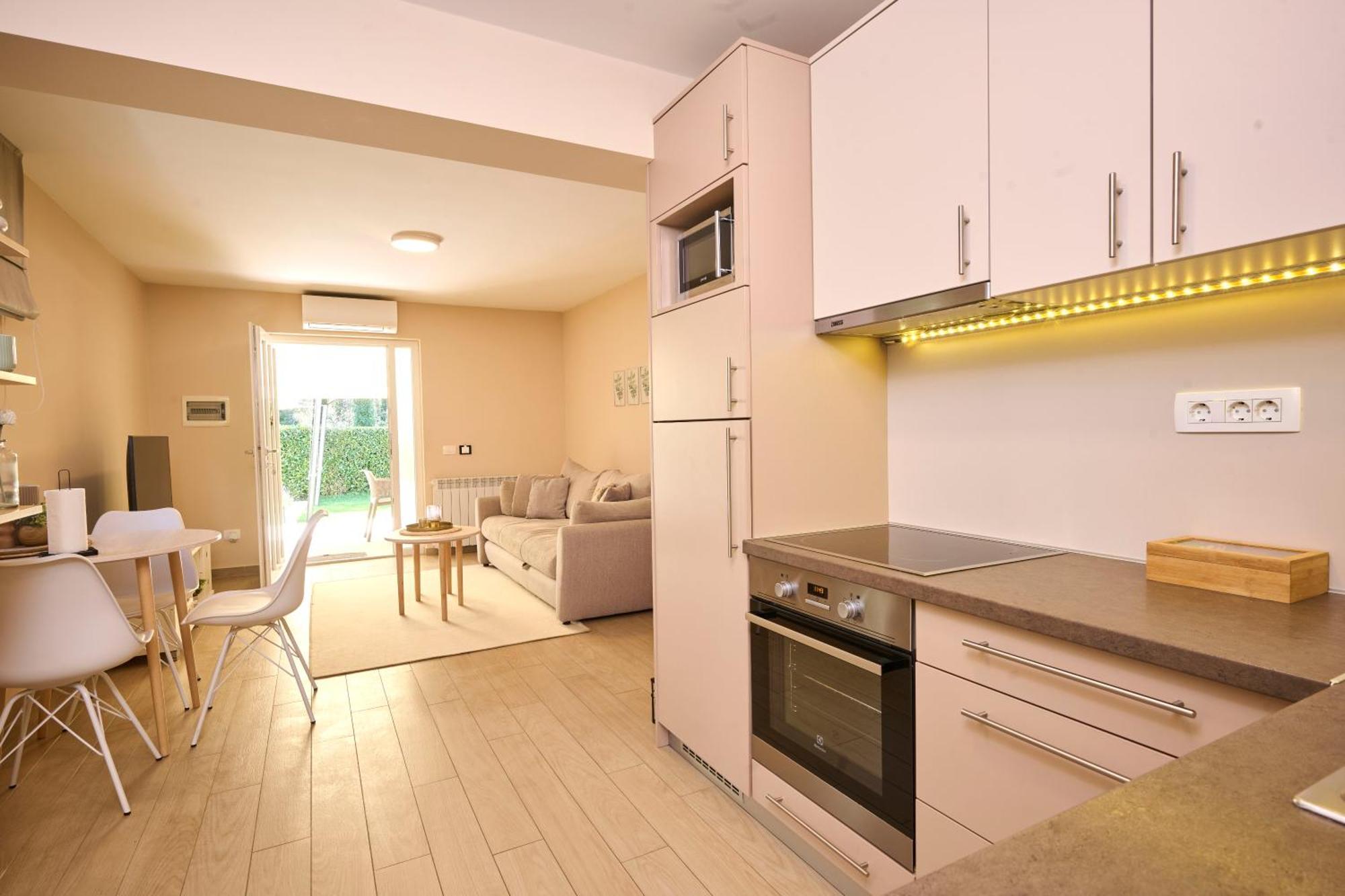 Apartments Martello Garden โปเรช ภายนอก รูปภาพ